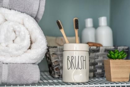 حيل صحية شائعة تضر بأسناننا رغم فوائدها للجسم