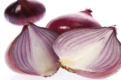 هل البصل الأحمر أكثر فائدة من نظائره الأخرى؟