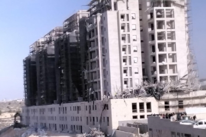 مصرع عاملين وعدد من الاصابات بانهيار سقالات بناء شمال القدس