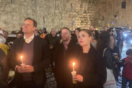 في احتفال شعبي مهيب بطريرك القدس يطلق احتفالات عيد الميلاد من باب الخليل