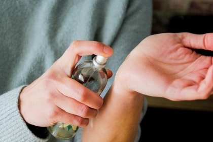 حيلة رائعة لجعل رائحة العطور تدوم طويلاً