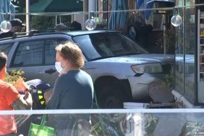 امرأة تقتحم مطعما بسيارتها من أجل "بسكويته"