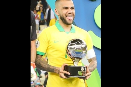 داني ألفيس يضرب عن الطعام