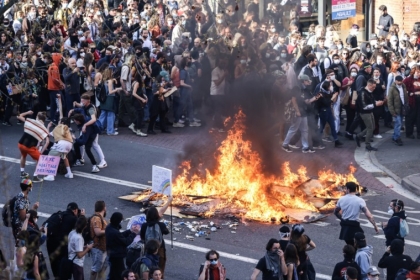 حرائق في باريس والمتظاهرون لا ينوون التراجع
