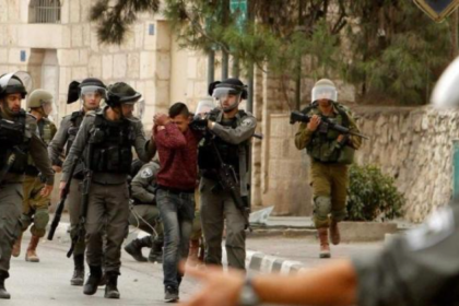 الاحتلال يشن حملة مداهمات واعتقالات في عدة مدن بالضفة الغربية