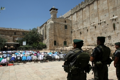 الاحتلال يغلق المسجد الإبراهيمي أمام الفلسطينيين