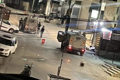 نابلس: إصابات بالاختناق والاحتلال يغلق شارع عمان بالسواتر الترابية