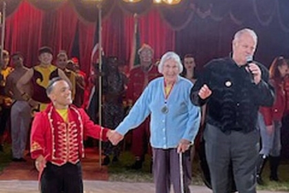 مسنّة تبلغ من العمر 99 عاماً تحقق حلمها بعرض خطير في السيرك