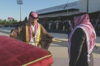 ملك الأردن يهدي نجله الحسين سيفاً هاشمياً بمناسبة زفافه