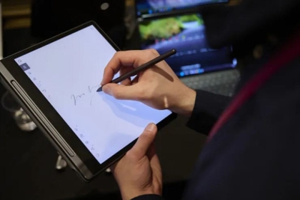 "لينوفو" تطرح حاسوبا لوحيا جديدا يتضمن مزايا قارئ الكتب الإلكترونية