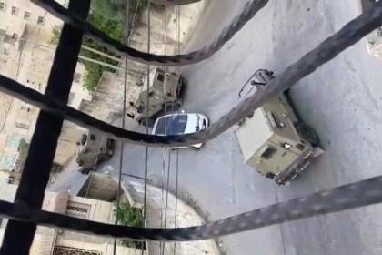 الاحتلال يحاصر منزلا في البلدة القديمة من نابلس وسط اشتباكات مسلحة