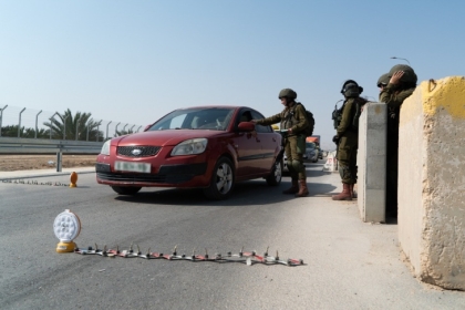 الاحتلال ينصب حاجزا عسكريا على مدخل بلدة دير بلوط
