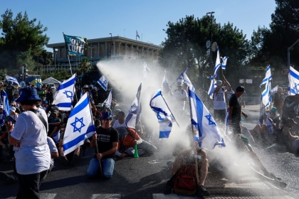 مئات الأطباء يعتزمون مغادرة "إسرائيل" احتجاجا على خطة إضعاف القضاء