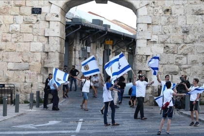 مستوطنون يهاجمون بلدة قصرة وينظّمون مسيرة استفزازية في القدس