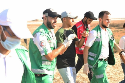 بالصور: شبان يتظاهرون عند السياج الفاصل شرق مدينة غزّة