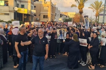 تشييع جثمان شاب في سخنين والآلاف يتظاهرون رفضا لانتشار الجرائم