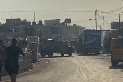 اندلاع اشتباكات.. الاحتلال يُصيب شاباً ويعتقل آخر خلال اقتحام "عقبة جبر" في أريحا