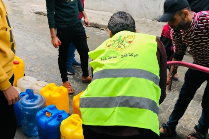 تيار الإصلاح الديمقراطي في حركة فتح بمحافظة رفح يوزع مياه صالحة للشرب على المواطنين في ظل المعاناة المستمرة