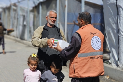 لجنة الطوارئ بالمحافظة الوسطى تواصل توزيع الطرود الغذائية والتمر على مخيمات النزوح بالمحافظة