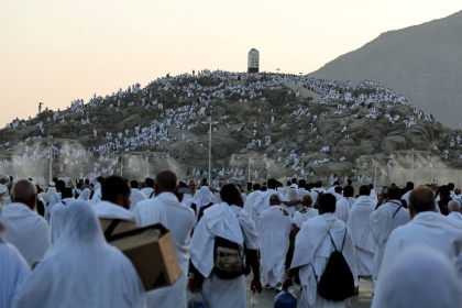 الحجاج يتوافدون إلى صعيد عرفات لأداء ركن الحج الأعظم