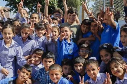التمويل والحرب يهددان استمرار التعليم بمدارس الأنروا