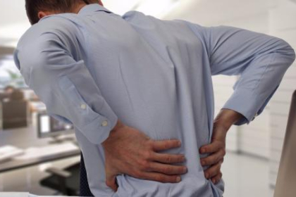 لماذا تزداد آلام الظهر في الخريف والشتاء؟