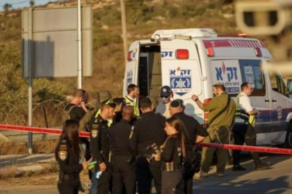 مستشفى إسرائيلي: الأطباء يصارعون لإنقاذ حياة نجل السفير المصاب بعملية دهس رام الله