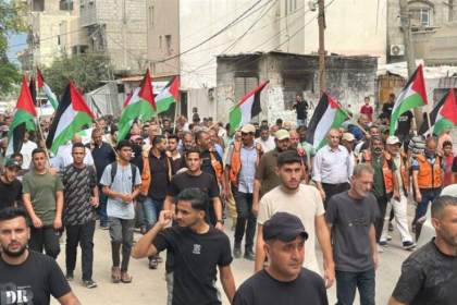 الفلسطينون يشيعون رفات عشرات الشهداء بمخيم النصيرات وسط قطاع غزة