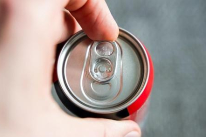 علبة صودا واحدة عن 10 ملاعق صغيرة سكر