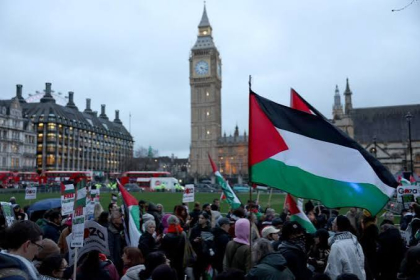 تسريب صادم: إسرائيل توسلت لستارمر لتأجيل الاعتراف بفلسطين خوفًا على الرهائن