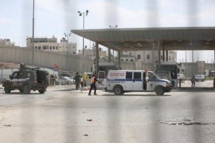 الاحتلال يعتقل شاباً على حاجز قلنديا بزعم حيازته سكين