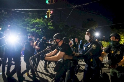 مقتل 4 أشخاص وإصابة 20 آخرين في حادثي إطلاق نار في أمريكا