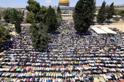 10 آلاف مصل يؤدون صلاة الجمعة في الأقصى
