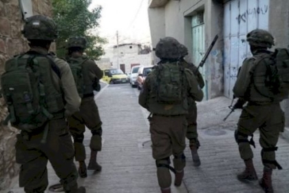 قوات الاحتلال تعتقل أربعة مواطنين شمال الخليل