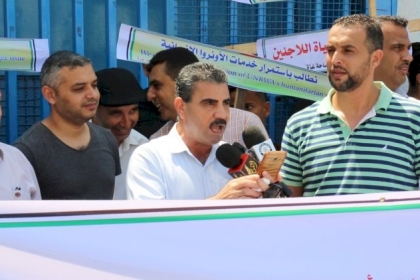 المئات يحتجون على قرارات وسياسة التقليصات التي تفرضها الأونروا على اللاجئين الفلسطينيين.