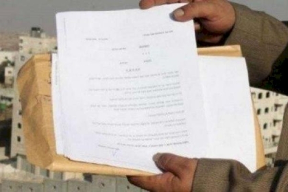 الخليل: الاحتلال يخطر بوقف العمل في ثلاثة منازل شرق يطا