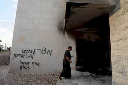 بعد إحراق المسجد.. خطوا على جدرانه: "أرض إسرائيل لشعبها وعلى الفلسطينيين أن يختفوا"