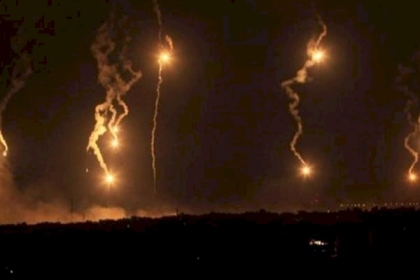 مدفعية الاحتلال يطلق قنابل إنارة شمال قطاع غزة