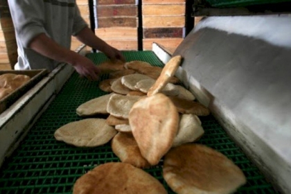 الاقتصاد بغزة تَعلن رفع وزن ربطة الخبز