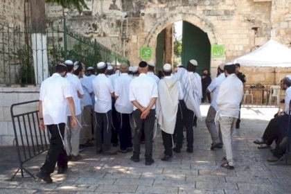 مستوطنون يؤدون صلوات تلمودية استفزازية بالأقصى