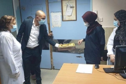 وزيرة الصحة تعايد العاملين والمرضى في مجمع فلسطين الطبي و"هوغوتشافيز"