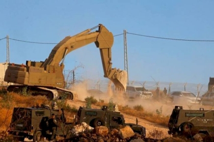 نابلس: الاحتلال يستولي على جرافة ويمنع أعمال تأهيل شارع