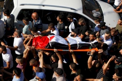 جماهير فلسطينية تشيّع جثمان الشهيدة "سمودي" في جنين