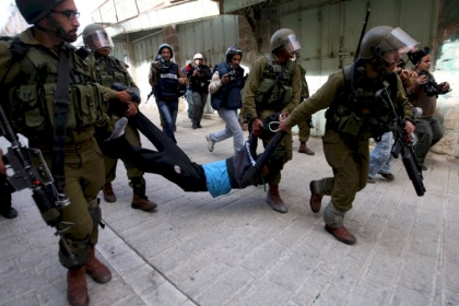 اصابة طفل وشاب بجروح اثر هجوم للمستوطنين على مركبات المواطنين شرق الخليل