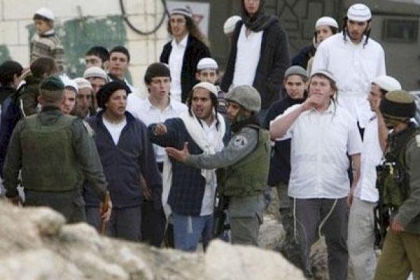 مستوطنون يعتدون على مواطنين بمدن الضفة الغربية