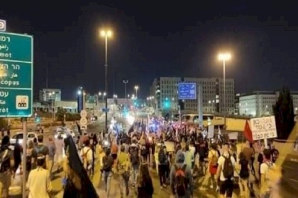 بالفيديو: الآلاف يحاصرون مقر إقامة نتنياهو ويطالبون باستقالته