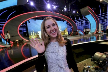 فنانة أمريكية ترتل "سورة القمر" بطريقة مدهشة... فيديو