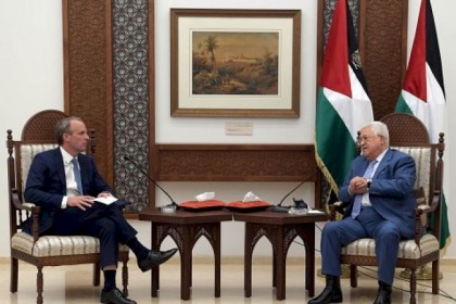 الرئيس عباس يستقبل وزير الخارجية البريطاني