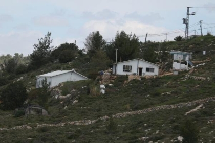 مستوطنون يعتدون على المزارعين ويمنعونهم من حراثة أراضيهم في مسافر يطا