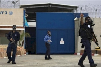 الاحتلال يغلق أقسام حركة "فتح" في سجن "عوفر"